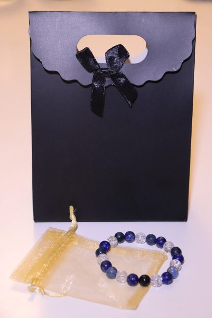 Bracelet élastique de perles en pierres semi précieuses Sagittaire en Lapis-lazuli, Dumortiérite et Cristal de roche craquelé avec ses emballages, bourse organza et pochette